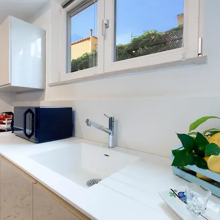 House * Capri